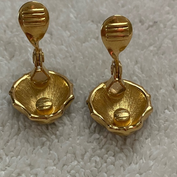 Monet Clip on Black and Gold Art Deco Shell Earrings - Picture 5 of 5